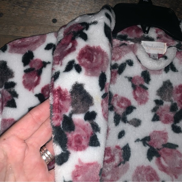Women’s L DAYDREAM by BERKSHIRE HOME Gorgeous Fuzzy Fleece Wrap Robe Roses EXC - Picture 5 of 15